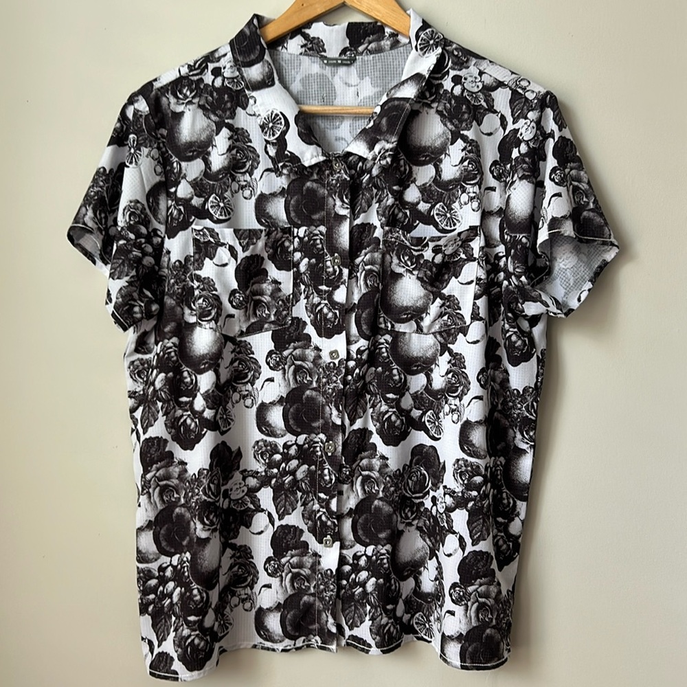 Oiselle Benjamina Button short sleeve, size 10